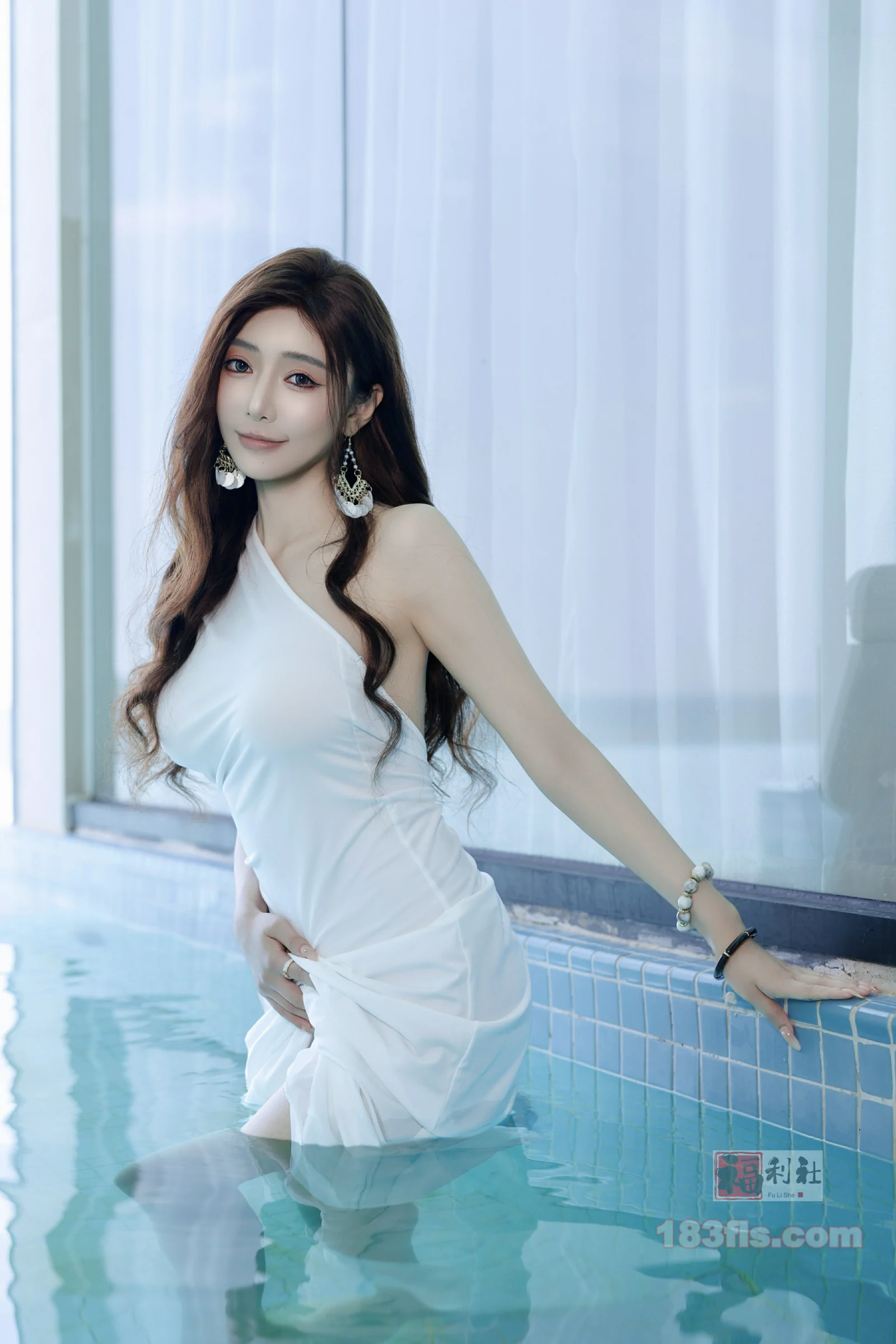 秀人网王馨瑶Yanni如梦两套美衣性感网纱开叉裙吊带丝袜